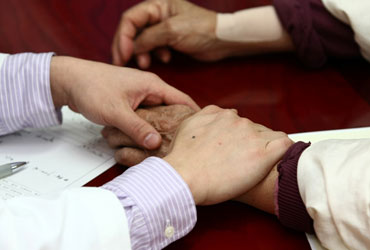 창원자생한방병원 자생치료의 특징-환자 손을 잡아 건강상태를 체크 하고 있는 의사의 모습