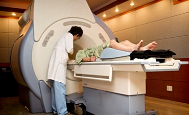 창원자생한방병원 자생치료의 특징-MRI 검사하는 환자와 의사의 모습
