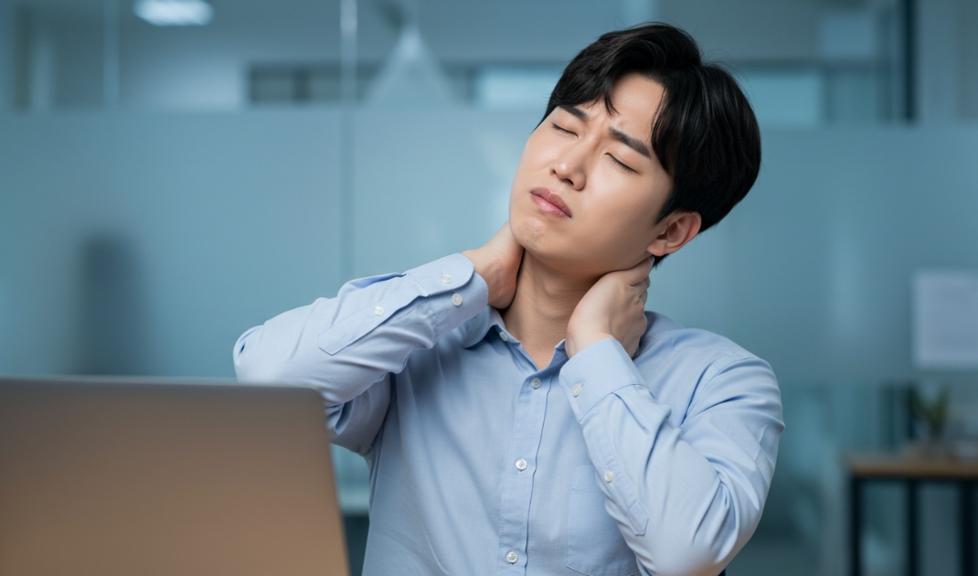 일하다 뒷 목을 부여잡는 직장인